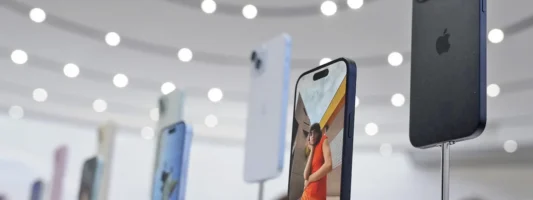 Πώς η Apple αυξάνει… με τρόπο τις τιμές στα iPhone χωρίς να σοκάρει τους καταναλωτές -Το Bloomberg εξηγεί
