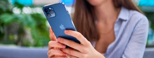 Η Apple θα επικαιροποιήσει το λογισμικό του iPhone 12 στη Γαλλία μετά τη διένεξη για τα όρια ακτινοβολίας