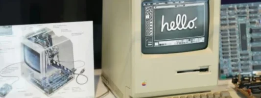 Apple: Το πρώτο Macintosh γίνεται 40 ετών – Η συσκευή που έφερε επανάσταση και έβαλε τους υπολογιστές στη ζωή μας