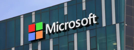 Η Κομισιόν βάζει στο «μικροσκόπιο» την επένδυση της Microsoft στην OpenAI