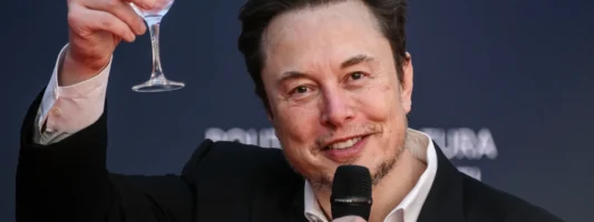 Ο Elon Musk χρηματοδοτεί τη μήνυση ηθοποιού της σειράς Mandalorian κατά της Disney