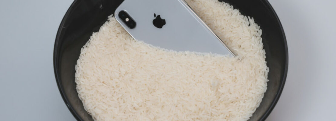 Η Apple κατέρριψε τον μύθο για το ρύζι – Δεν διώχνει το νερό, μπορεί να κάνει ζημιά στο iPhone