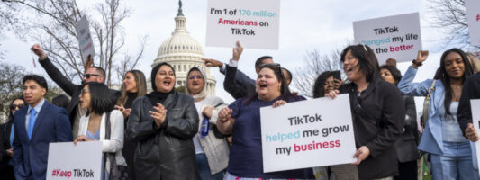 TikTok: Πόσο συνεισφέρει στην οικονομία των ΗΠΑ – Βαρύ το πλήγμα της απαγόρευσής του