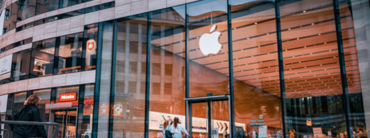 Apple: Στην κορυφή -και πάλι- μετά τις ανακοινώσεις για την τεχνητή νοημοσύνη