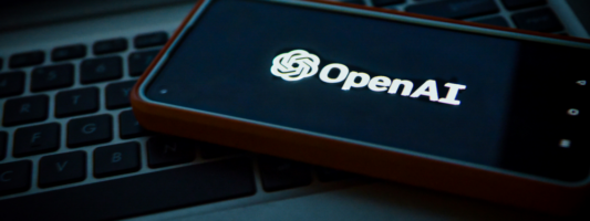 «Καίει» η OpenAI, αποστάσεις παίρνουν Microsoft, Apple