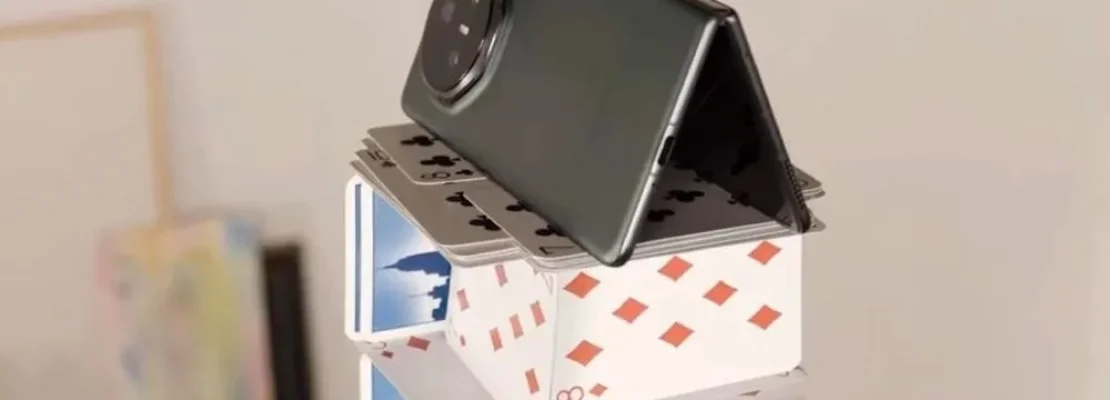 Honor Magic V3: Το λεπτότερο foldable στον κόσμο κερδίζει βραβείο Guinness στη κορυφή πύργου από τραπουλόχαρτα!