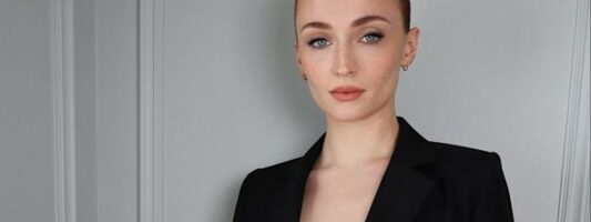 H Sophie Turner του Game of Thrones σε συζητήσεις για να γίνει η νέα Lara Croft για το Tomb Raider του Amazon Prime