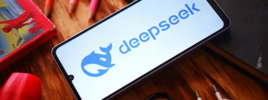 Bloomberg: Στην αντεπίθεση η ΟpenAI -Ισχυρίζεται ότι η DeepSeek χρησιμοποίησε δικά της δεδομένα