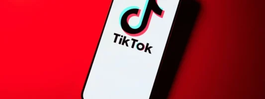 Παράνοια: Πουλάνε smartphones με προεγκατεστημένο το TikTok για χιλιάδες δολάρια