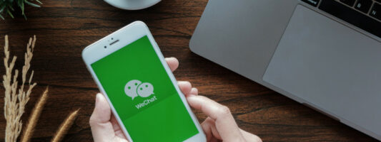 Tι είναι η «σούπερ εφαρμογή» WeChat και γιατί οι αμερικανικές εταιρείες αγωνίζονται να την αντιγράψουν