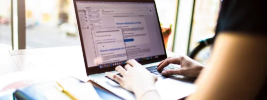 Γιατί δεν πρέπει ποτέ ξανά να γράψετε «Αγαπητέ»/ «Dear» στα email