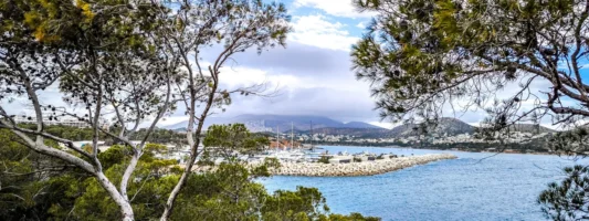 Η επιστήμη έχει αποκαλύψει γιατί η θάλασσα έχει διαφορετικά χρώματα σε διαφορετικά μέρη