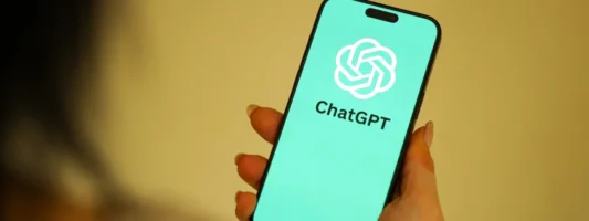 Ο κανόνας των 3 λέξεων που κάνει το ChatGPT να δίνει απαντήσεις επιπέδου ειδικού