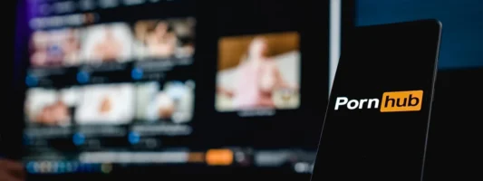 Τέλος Pornhub, YouPorn και RedTube στη Γαλλία -Αντιδρούν για τα μέτρα ταυτοποίησης της ηλικίας