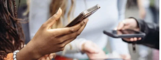 Κινητό τηλέφωνο όπως… βδέλλα: Γιατί το smartphone σας είναι ένα παράσιτο -Μια συναρπαστική εξελικτική θεωρία