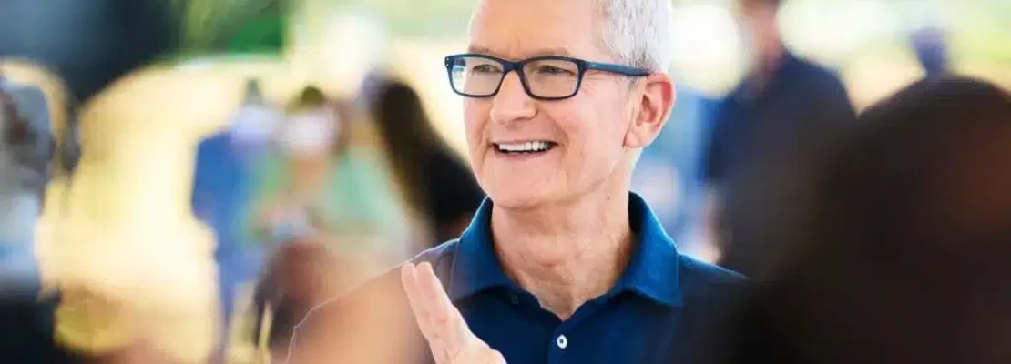 Bloomberg: Απίθανη η αποχώρηση του Τιμ Κουκ πριν τα μέσα του 2026