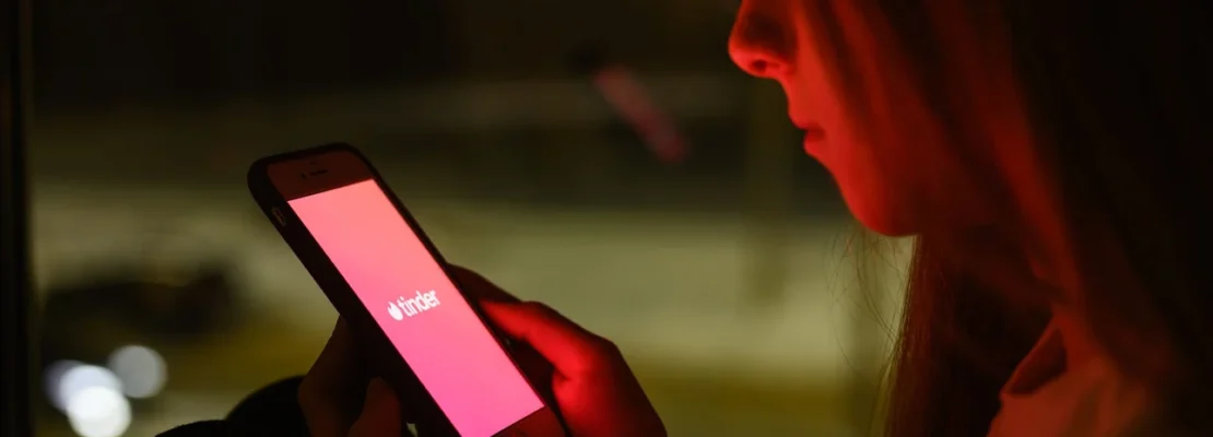 Tinder: Μπορεί να αποκαταστήσει τη σχέση εμπιστοσύνης με τους χρήστες του; Οι νέες λειτουργίες που εισήγαγε