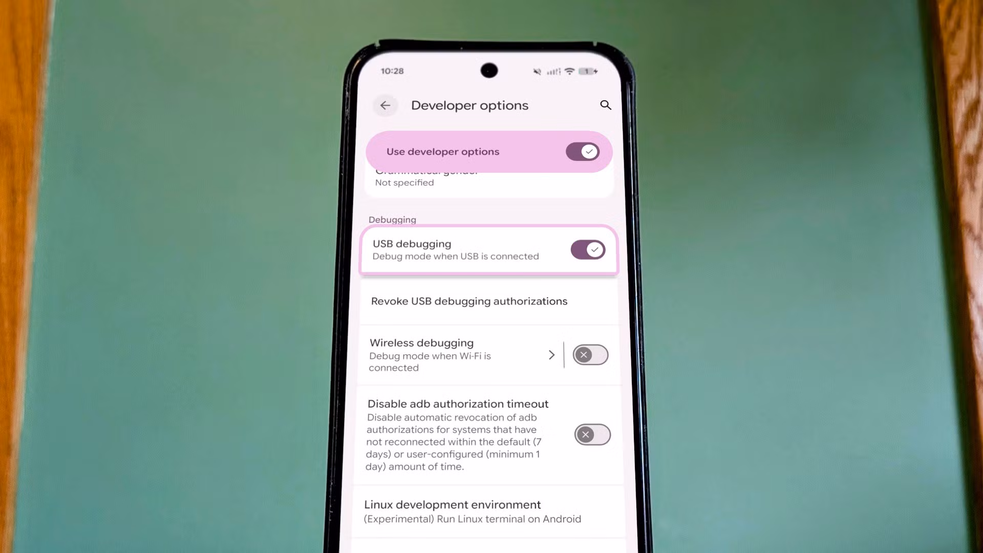 Χρήστης που ανοίγει ρυθμίσεις ασφάλειας σε Android κινητό