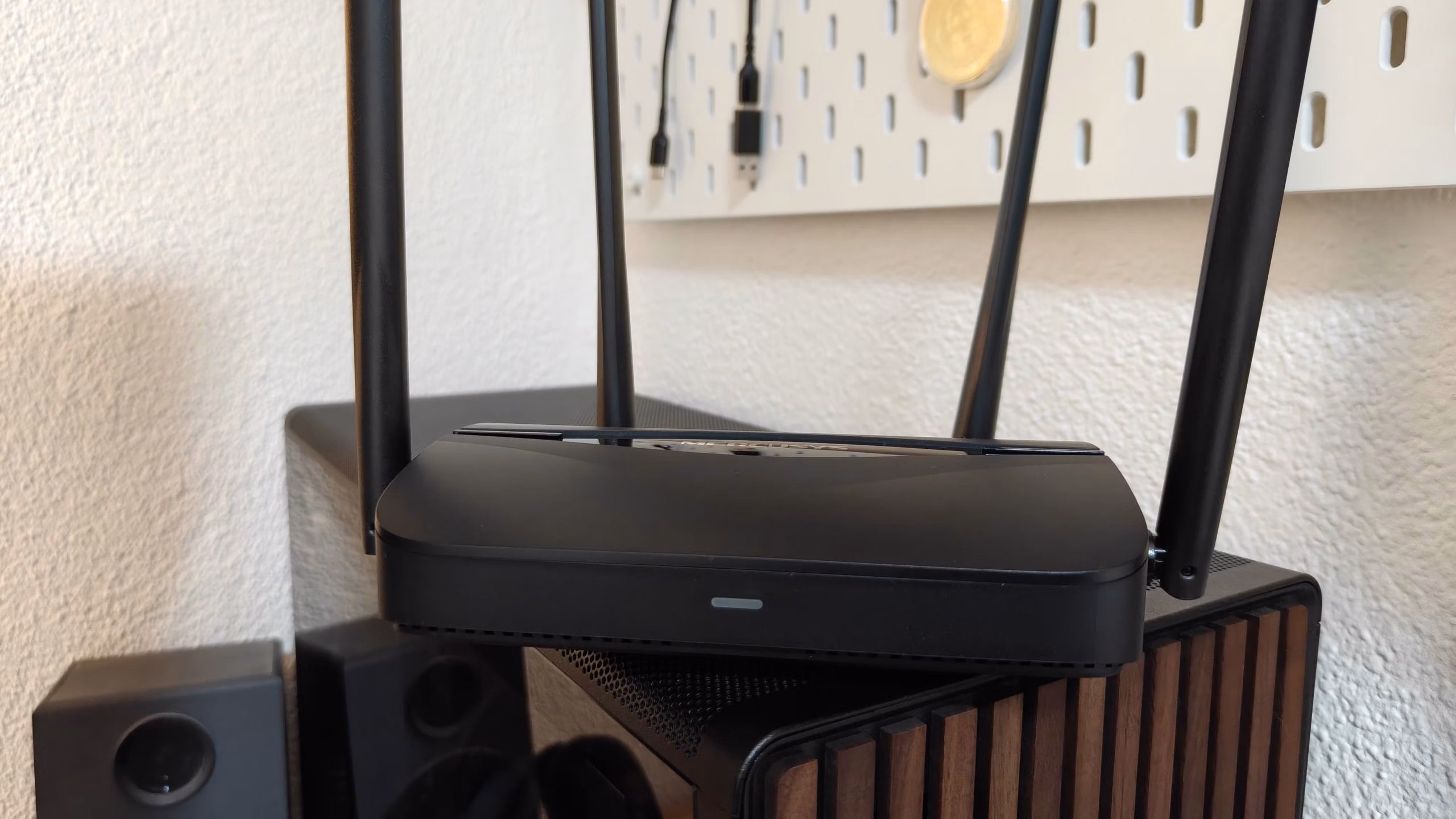 Οικιακό router με συσκευή laptop και smartphone