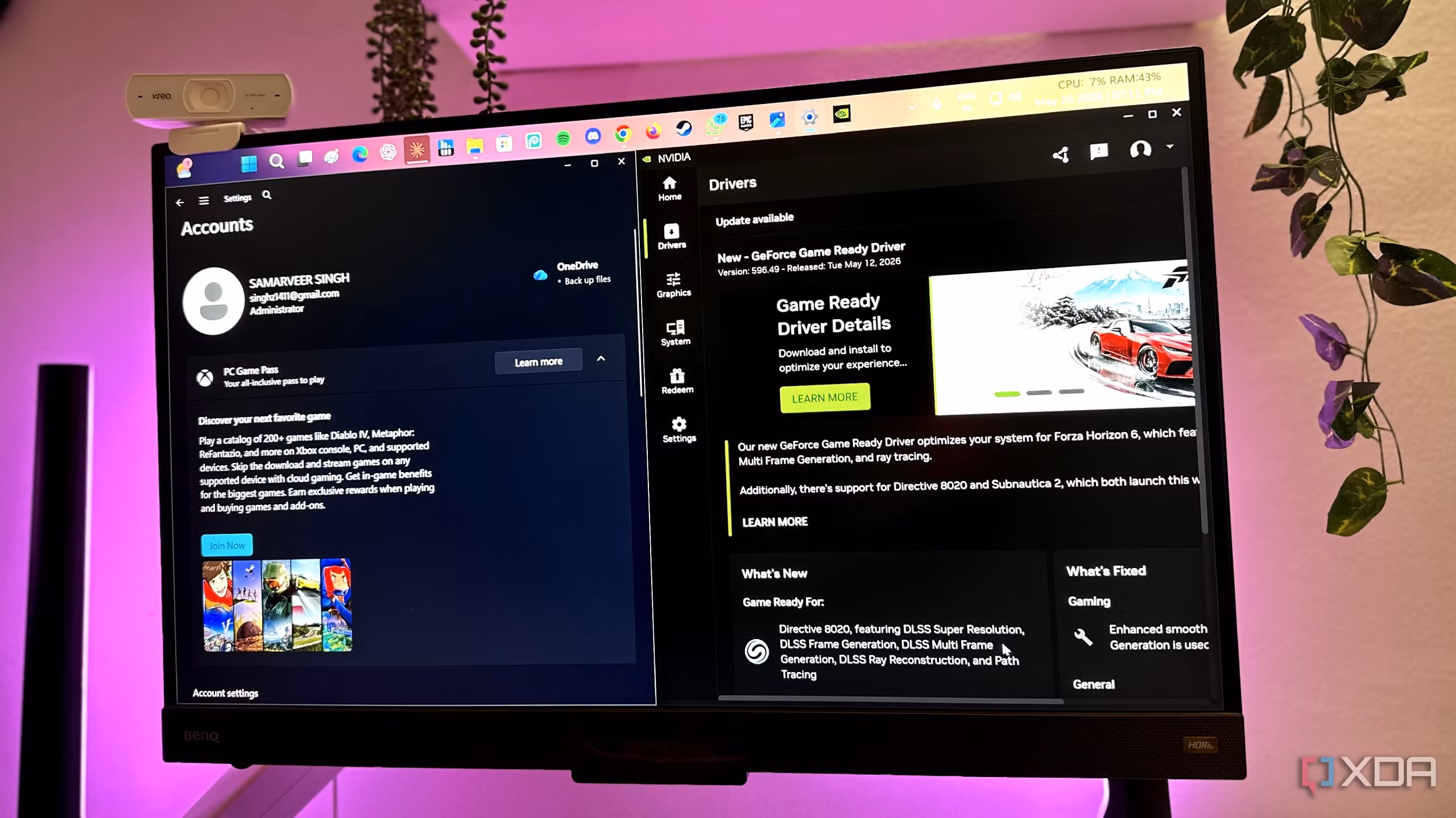 Laptop με Windows και οθόνη υπολογιστή σε γραφείο, ιδανικό για άρθρο για updates και σταθερότητα