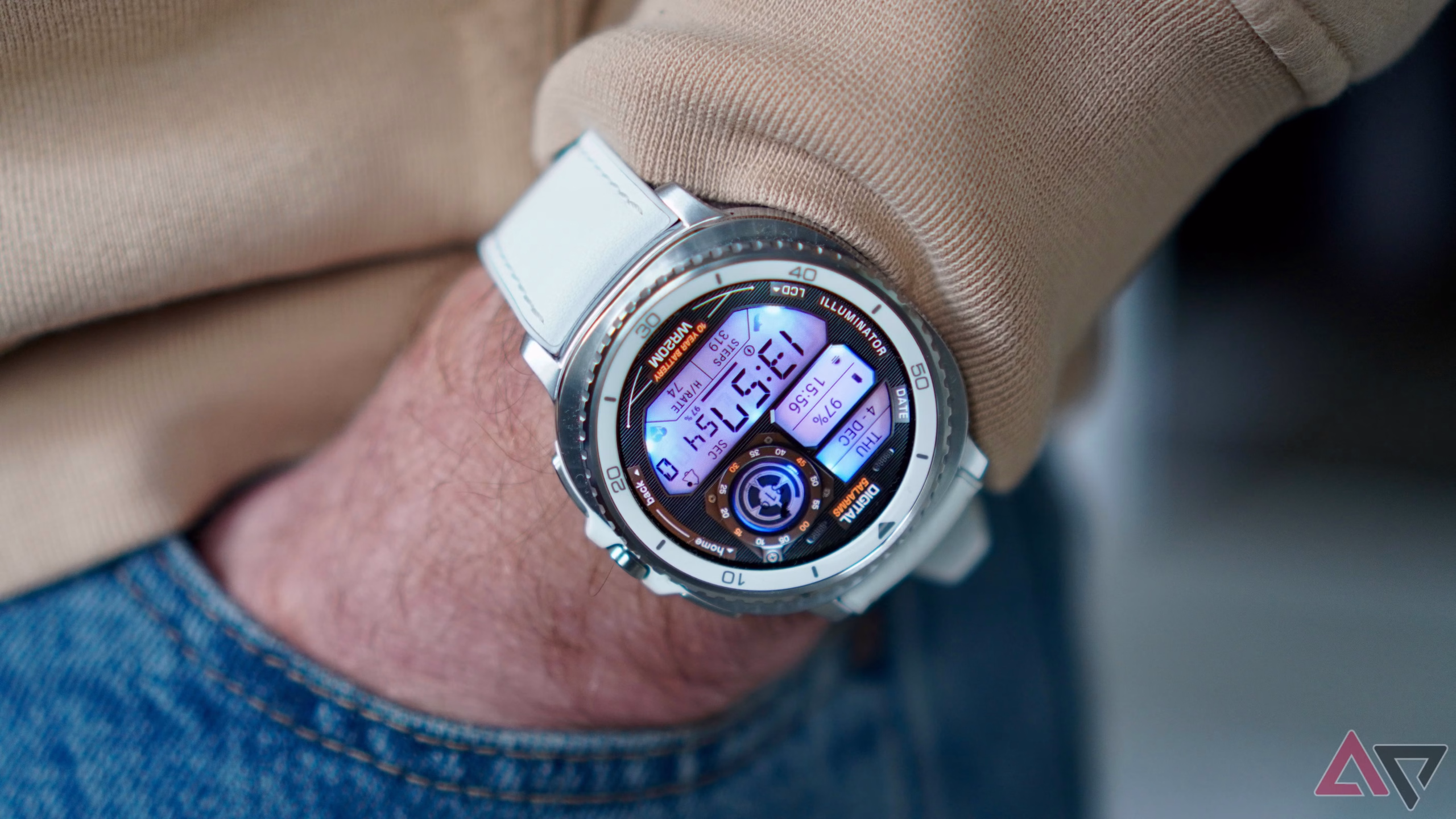 Samsung Galaxy Watch σε καρπό δίπλα σε Android smartphone