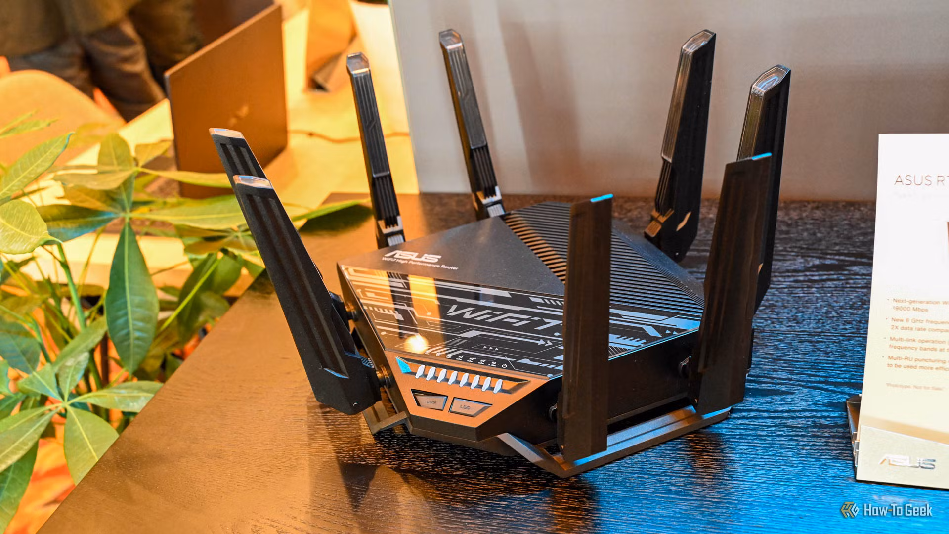 Laptop Windows, router Wi‑Fi και browser με ρυθμίσεις DNS