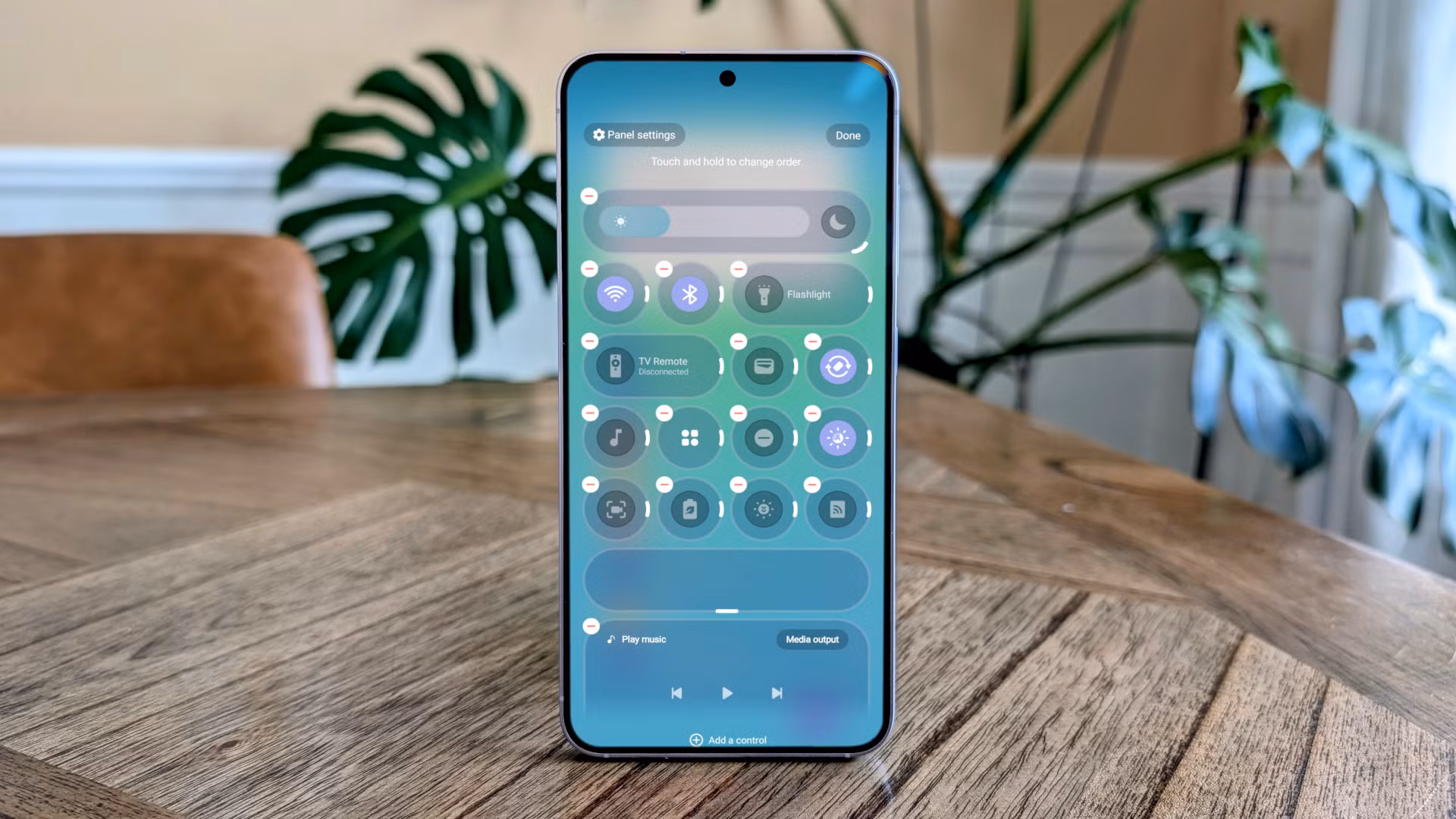 Samsung κινητό με ανοιχτό το Quick Settings panel του One UI