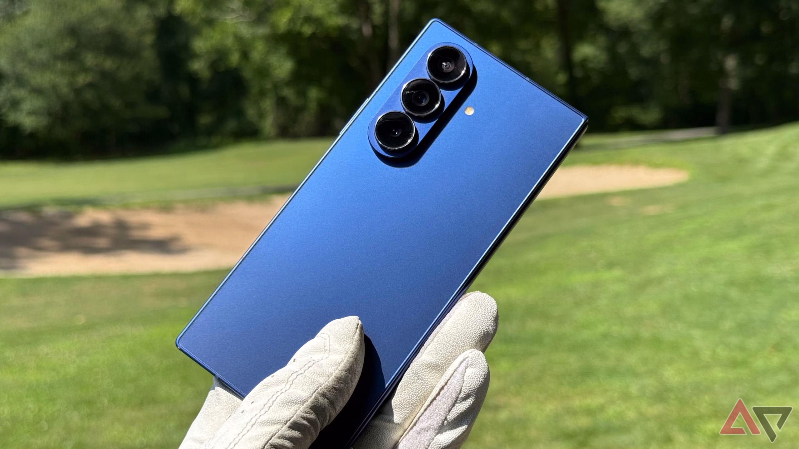 Ανοιχτό foldable smartphone Samsung σε επιφάνεια εργασίας με έμφαση στον μεντεσέ και την οθόνη