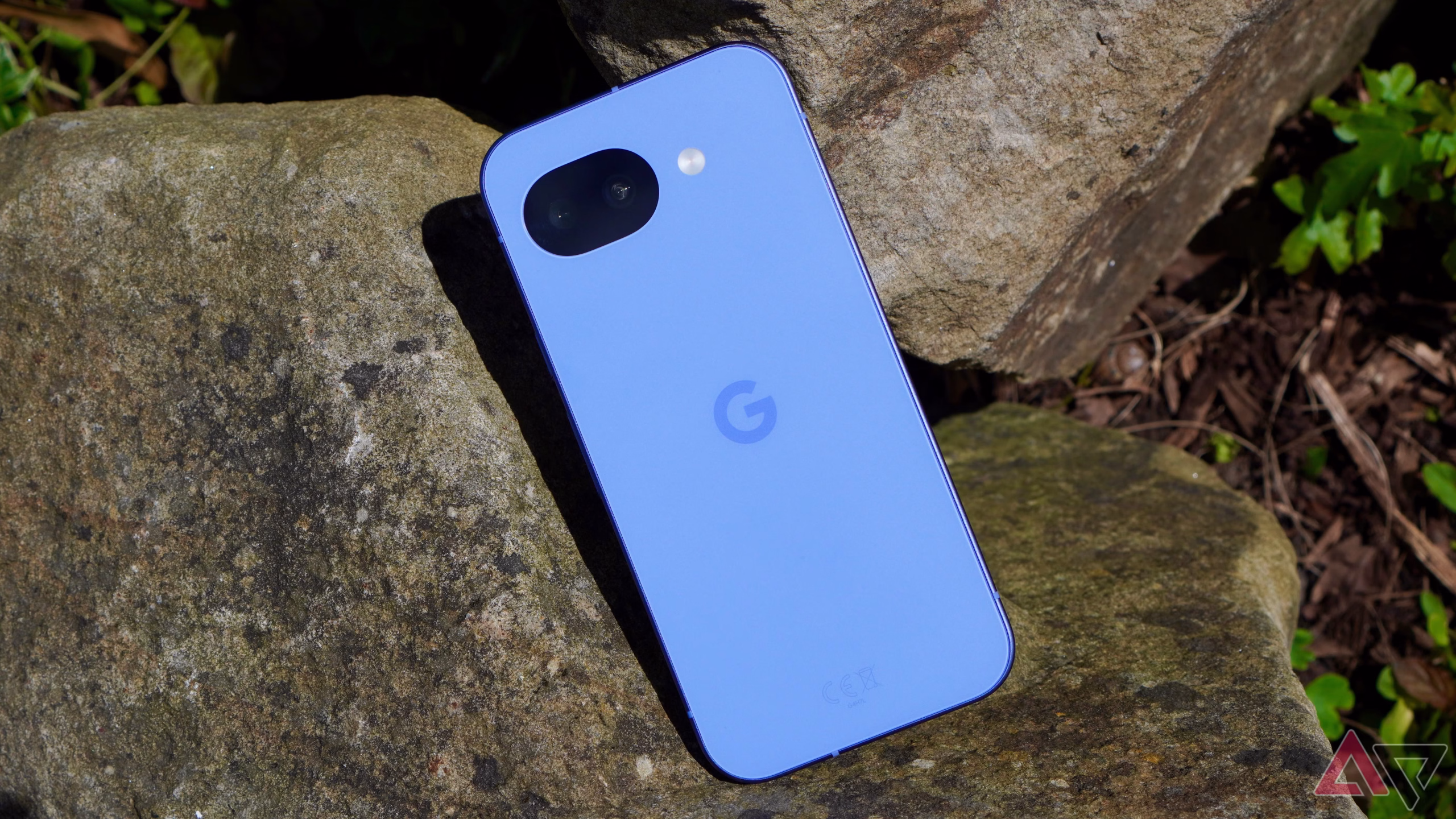 Google Pixel κινητό δίπλα σε καλώδιο φόρτισης και εργαλεία επισκευής