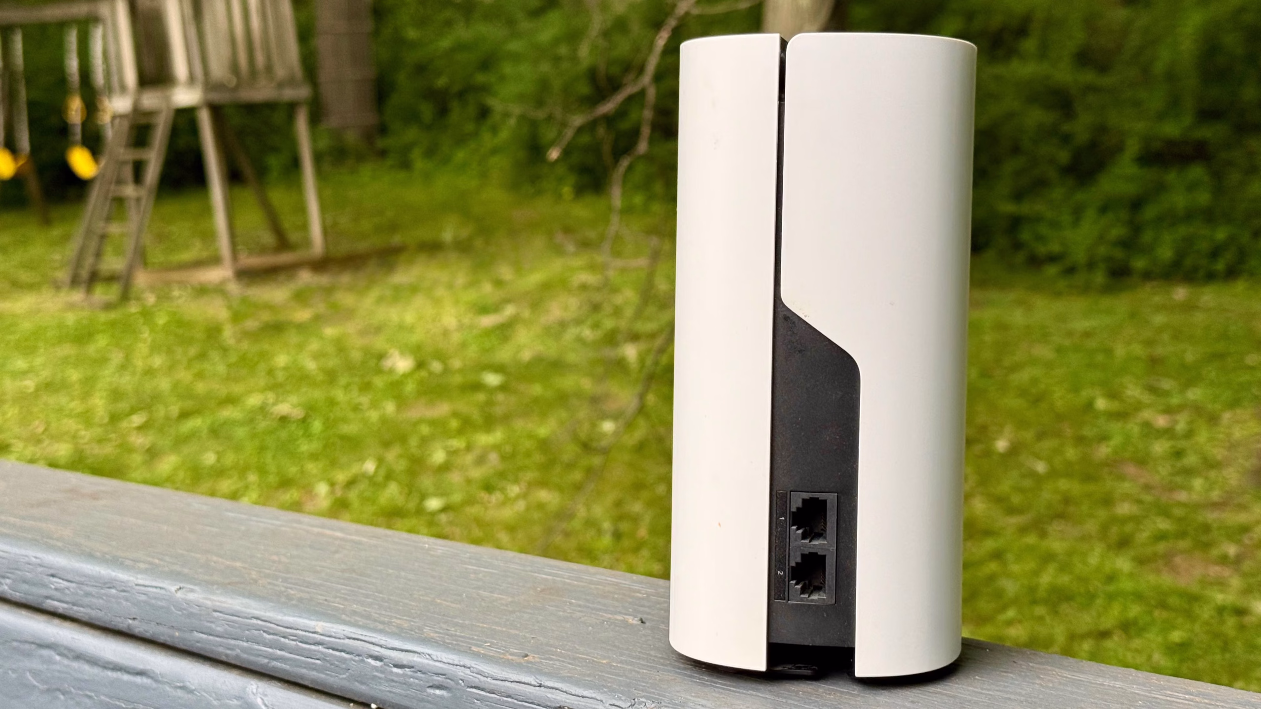 Παλιό router που χρησιμοποιείται ως Wi‑Fi extender για την αυλή