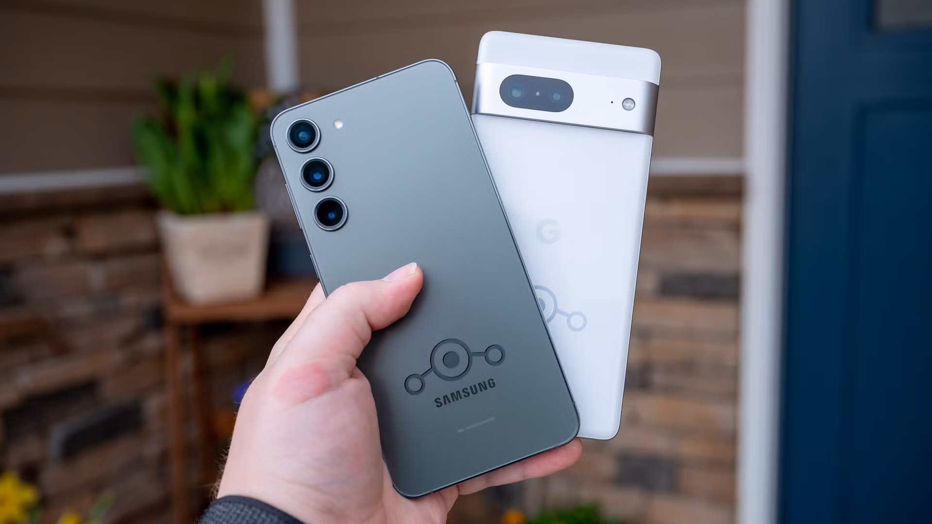 Παλιό Android κινητό δίπλα σε laptop, έτοιμο για αναβάθμιση με custom ROM