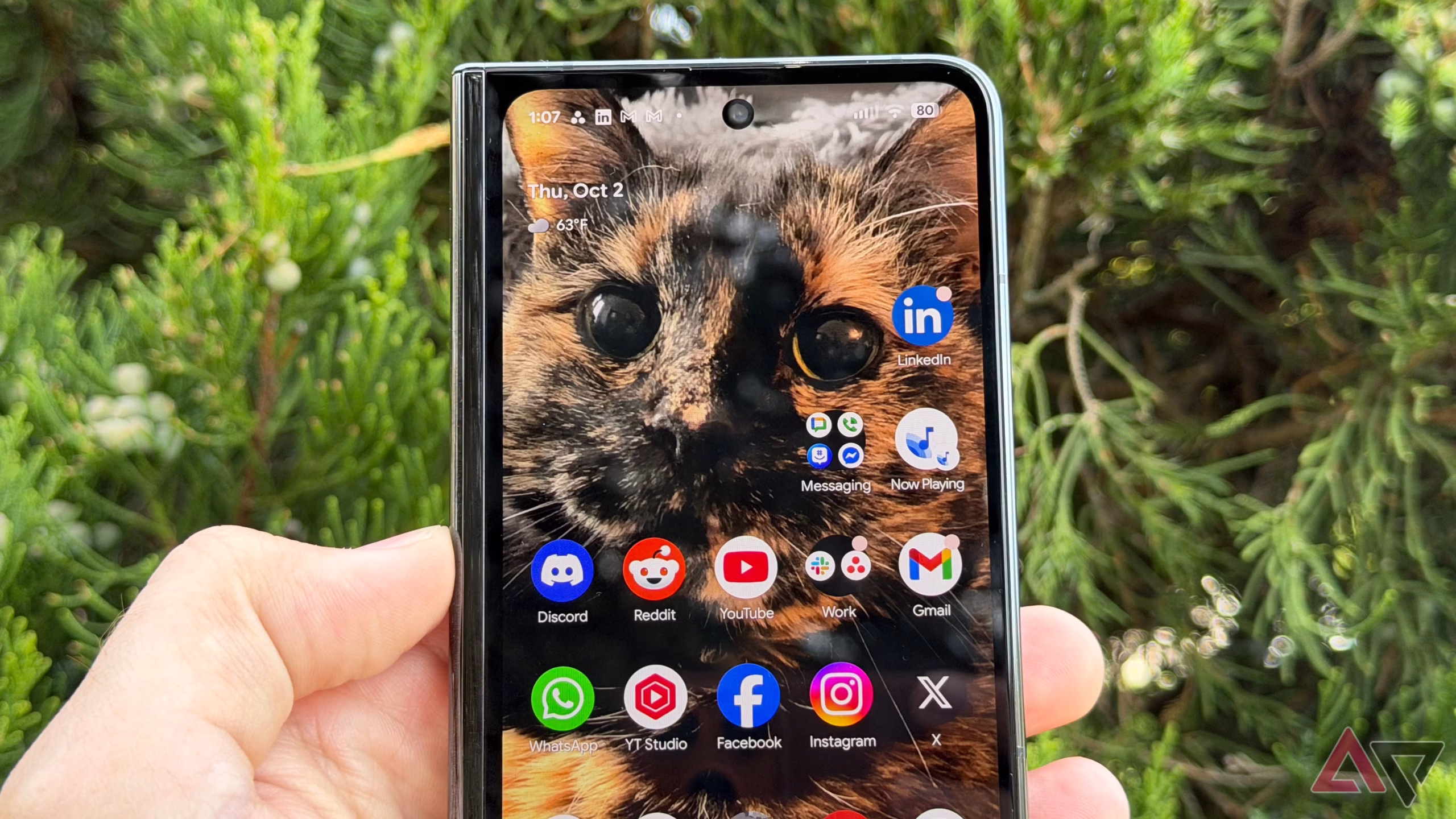 Android κινητό με καθαρό home screen χωρίς ονόματα εφαρμογών