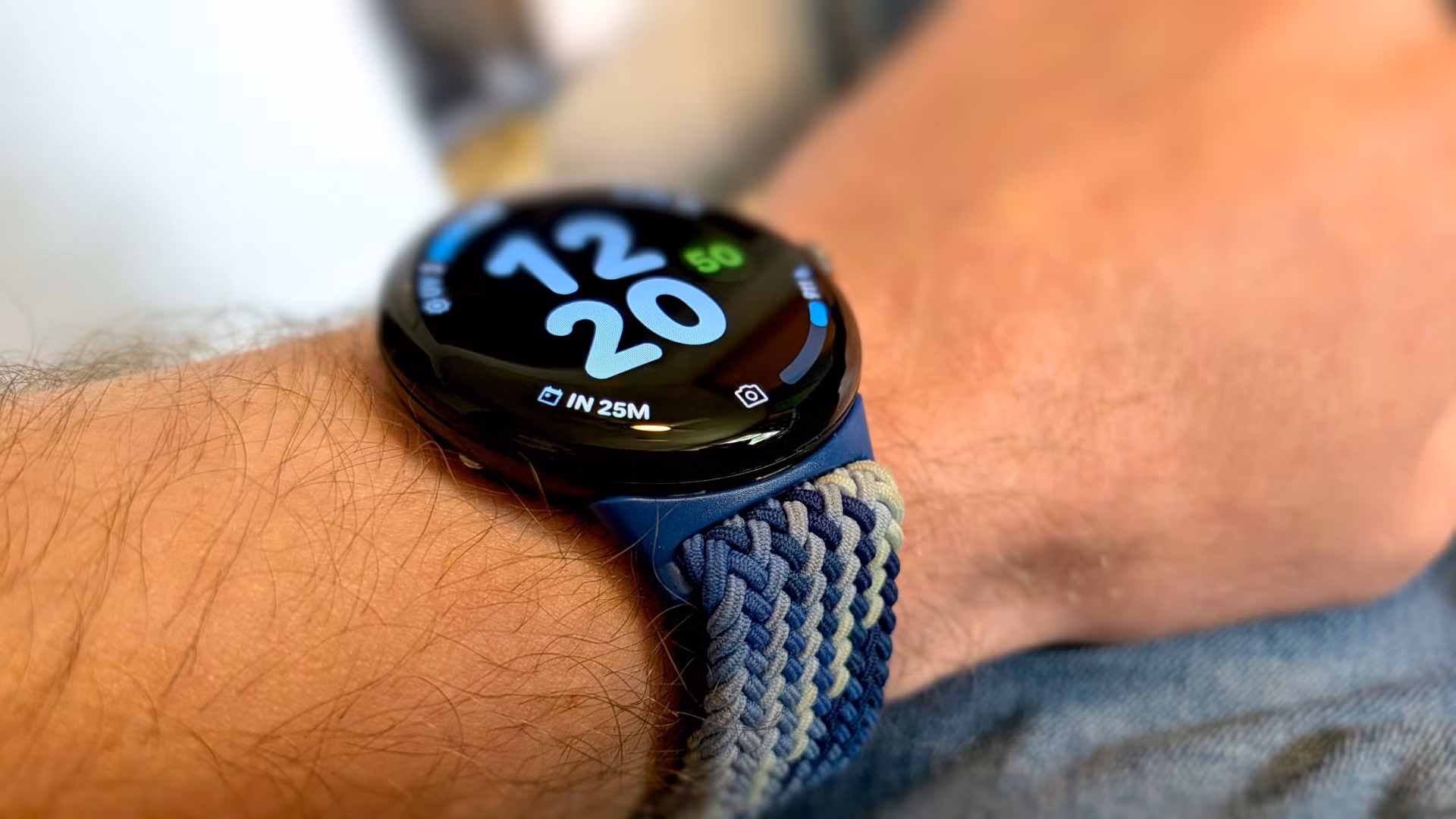 Google Pixel Watch δίπλα σε Android smartphone