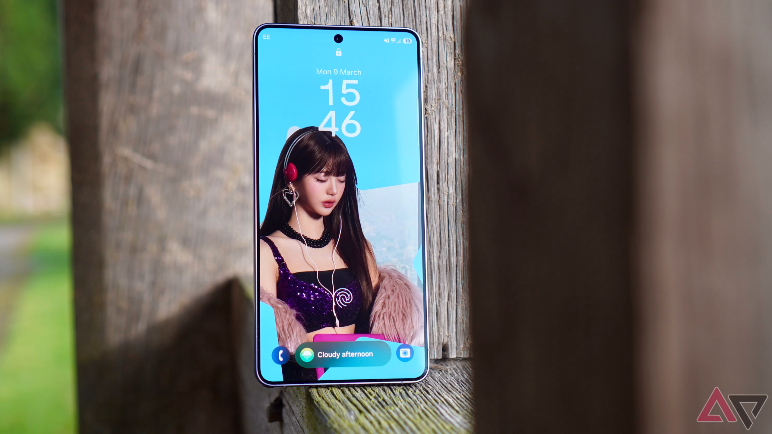 Κοντινό σε Samsung smartphone με έμφαση στην μπροστινή κάμερα