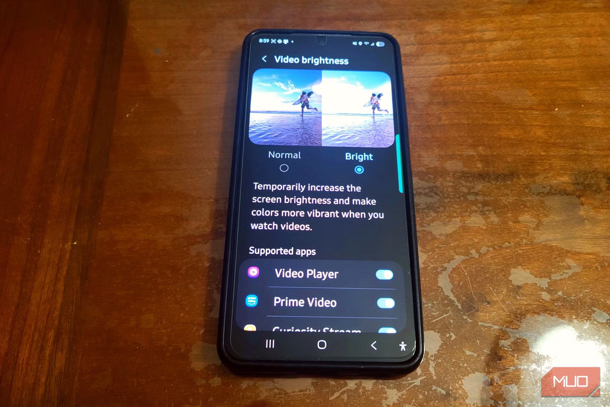 Samsung κινητό με βίντεο σε εφαρμογή streaming και φωτεινή οθόνη σαν κινηματογράφος