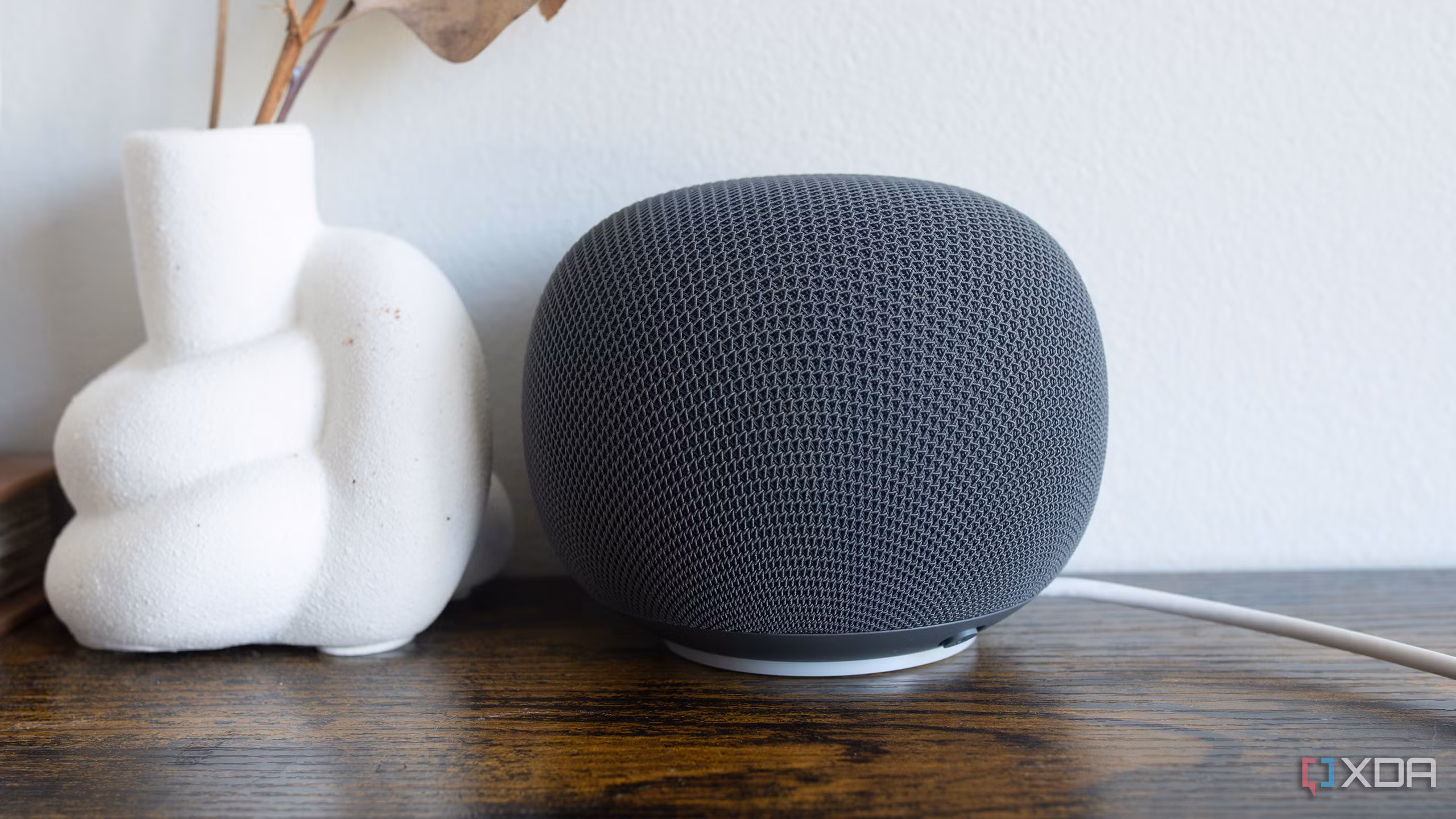 Google Home speaker σε σαλόνι με κινητό Android και router Wi‑Fi