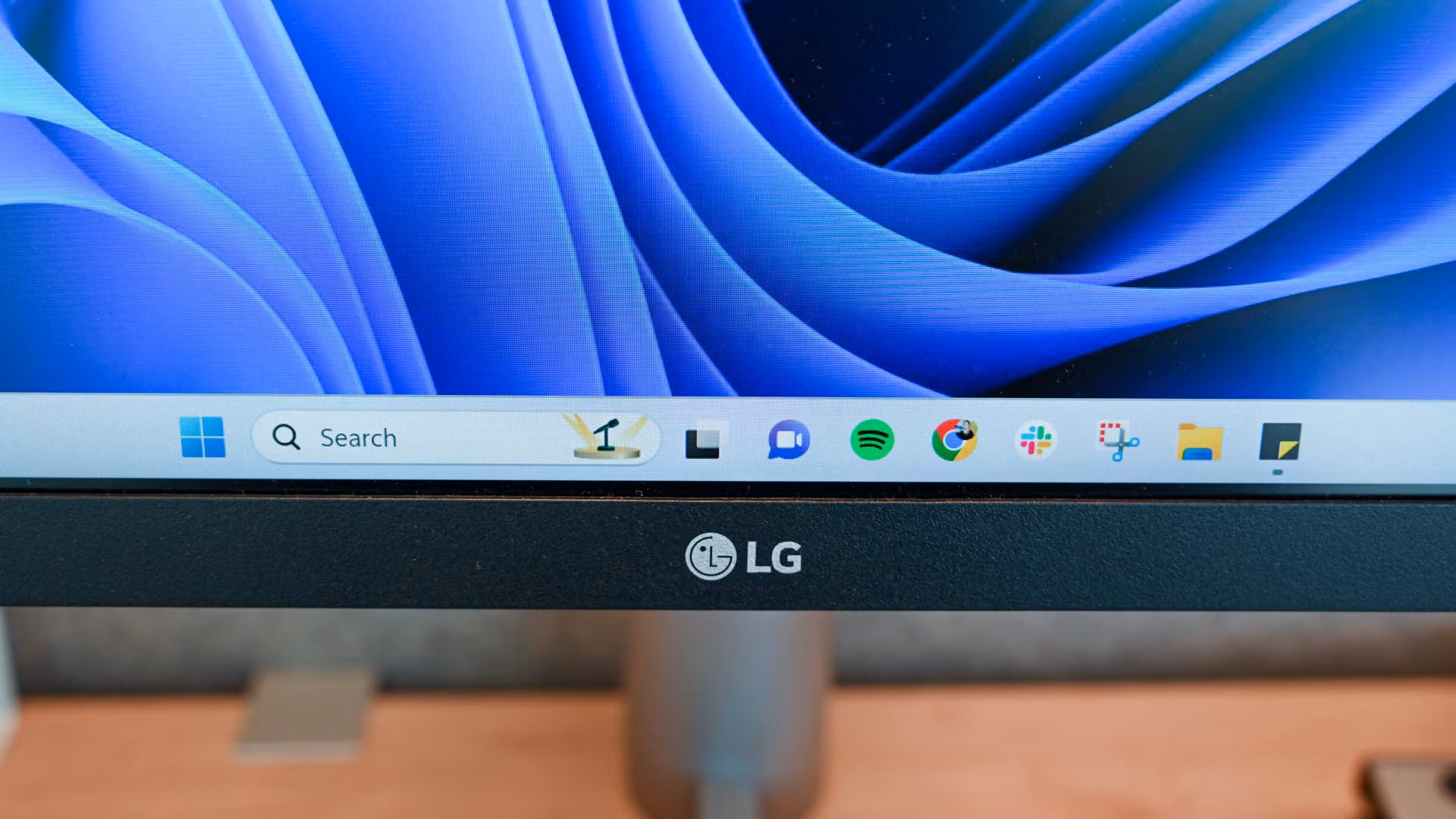 Οθόνη Windows 11 με ανοιχτό το Search και το μενού ρυθμίσεων