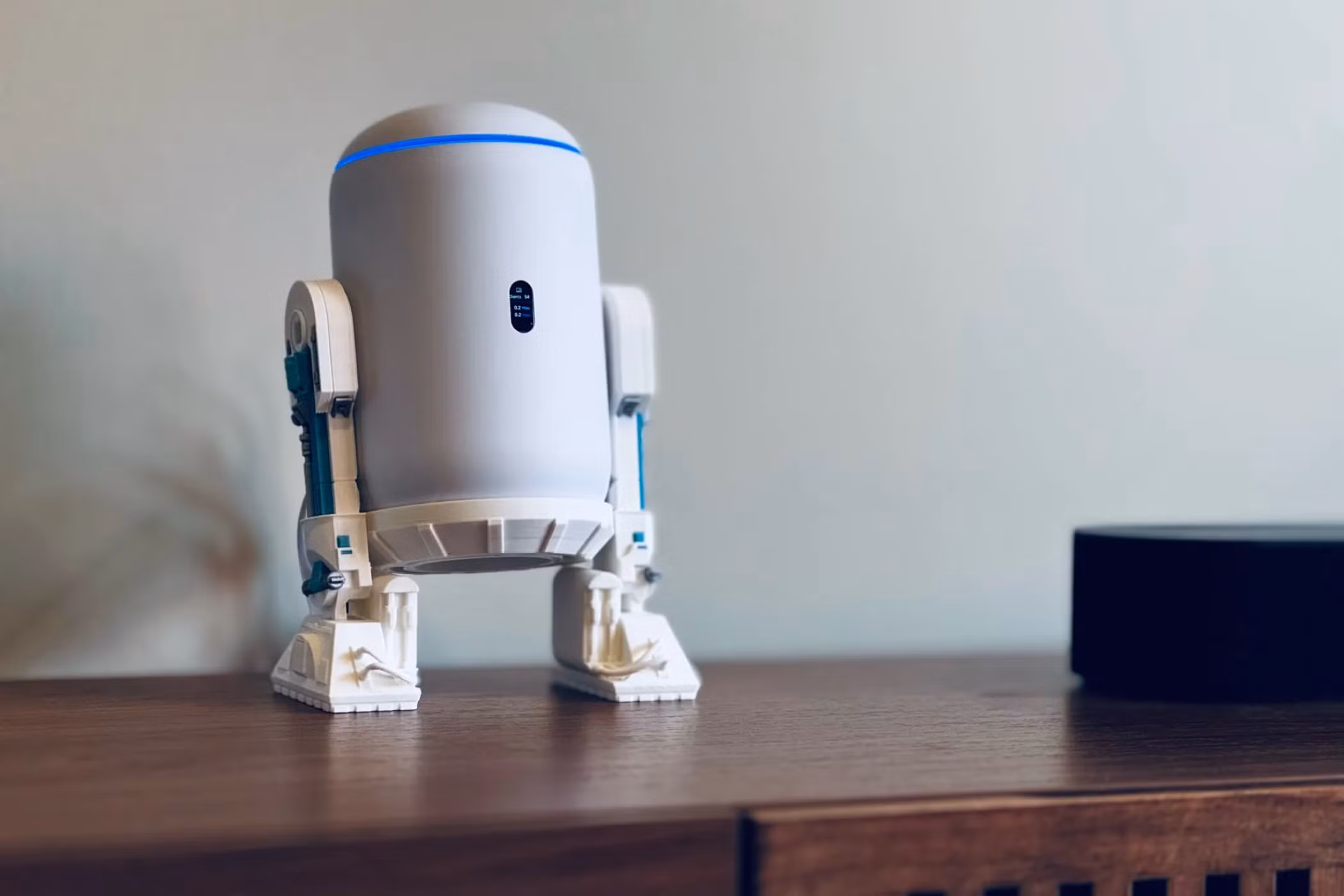 Οικιακός Wi‑Fi router με κινητό και laptop σε σπίτι