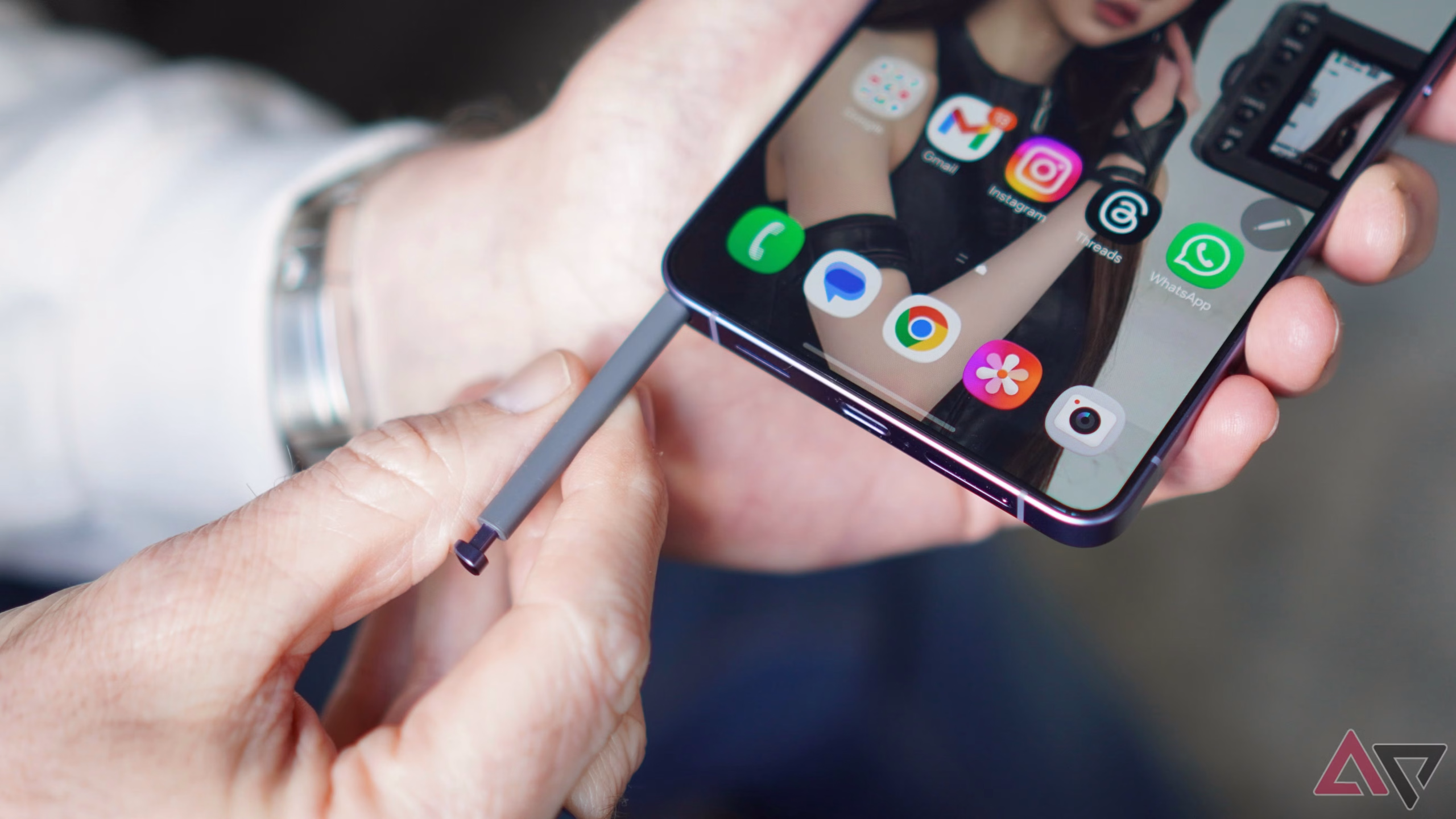 Samsung Galaxy Ultra με S Pen πάνω σε γραφείο