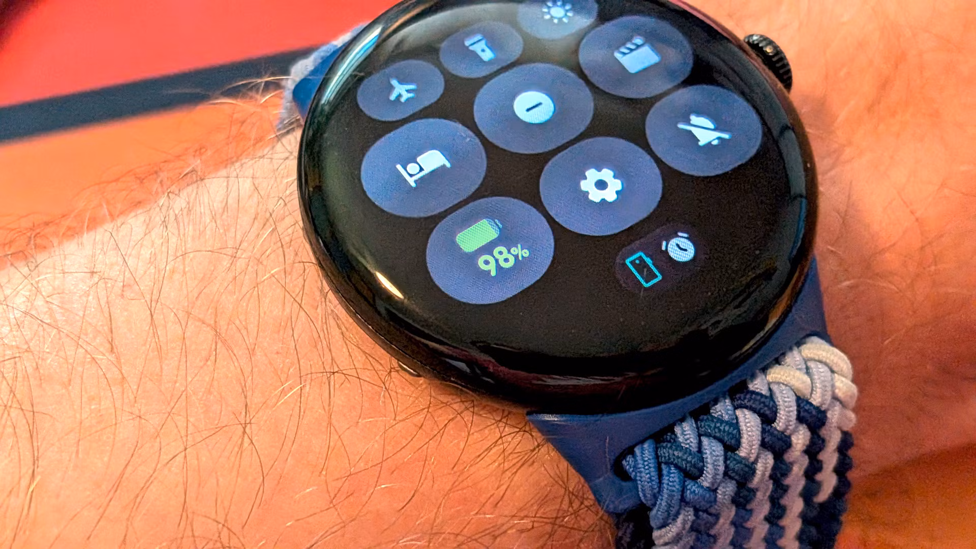 Android smartwatch με ένδειξη χαμηλής κατανάλωσης μπαταρίας