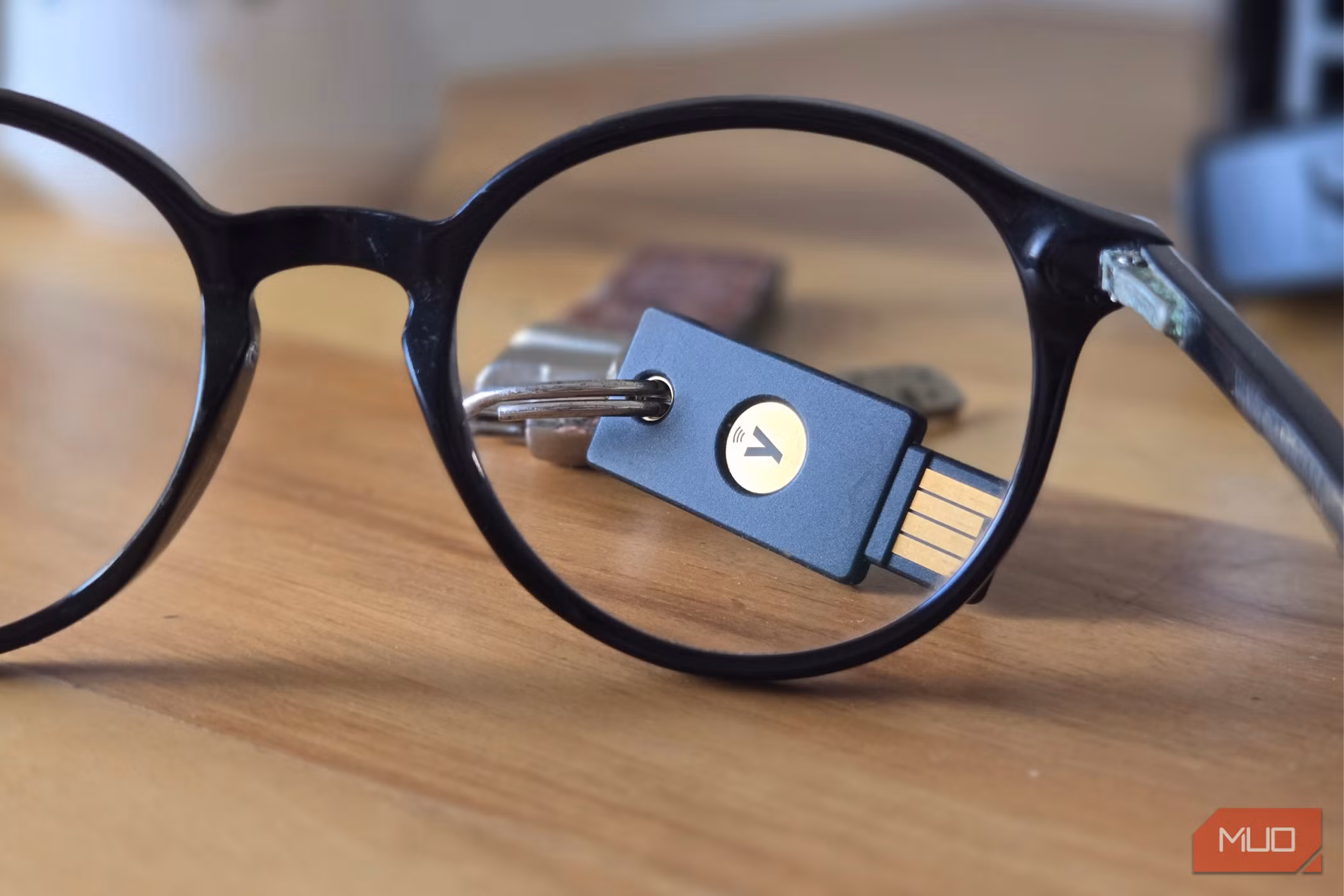 Hardware security key δίπλα σε laptop και κινητό για προστασία από phishing