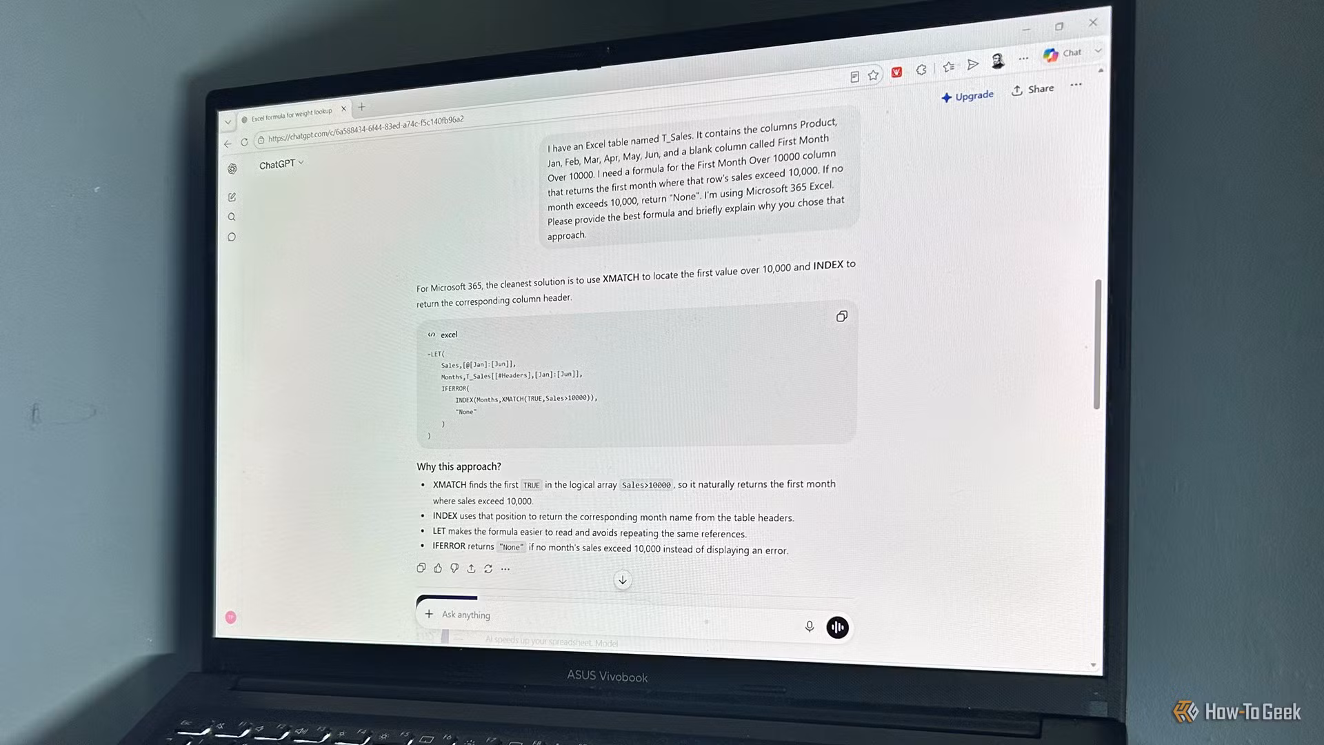 Laptop με Excel και AI chatbots στην οθόνη
