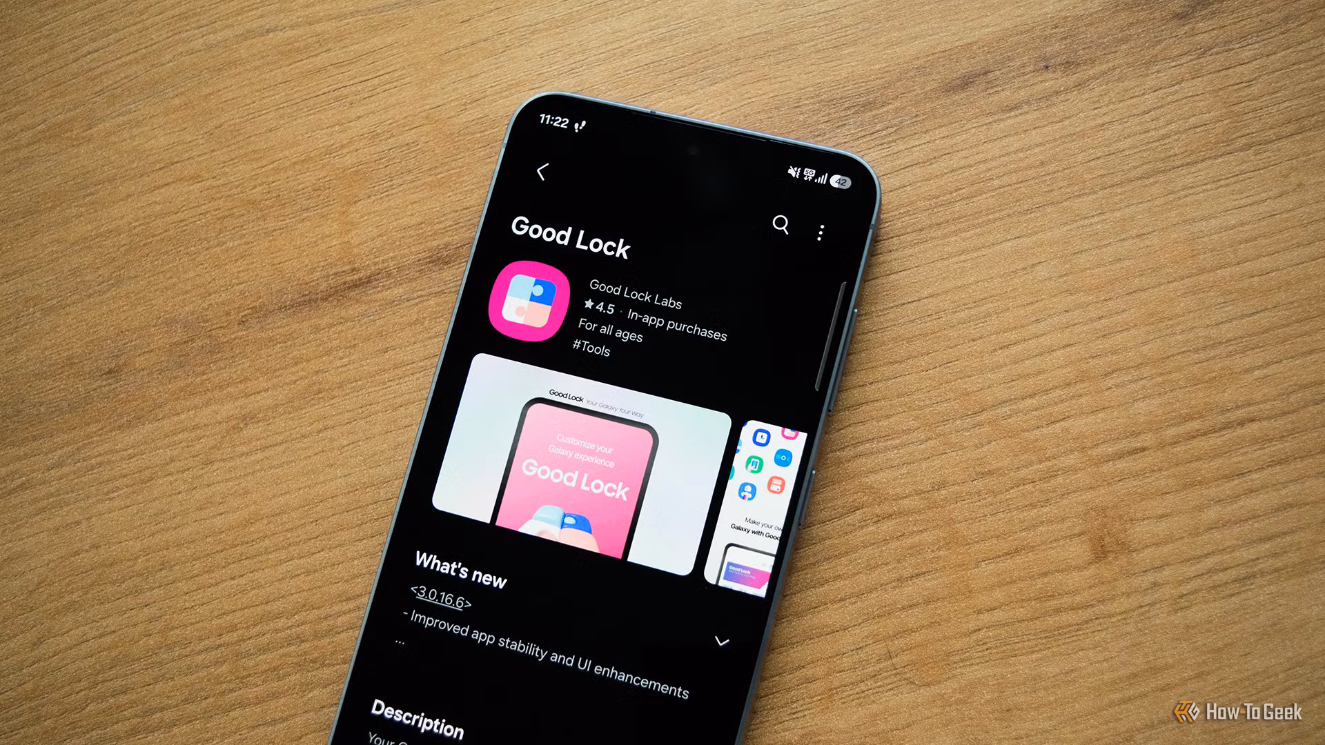 Samsung Galaxy S25+ σε γραφείο δίπλα σε φορτιστή