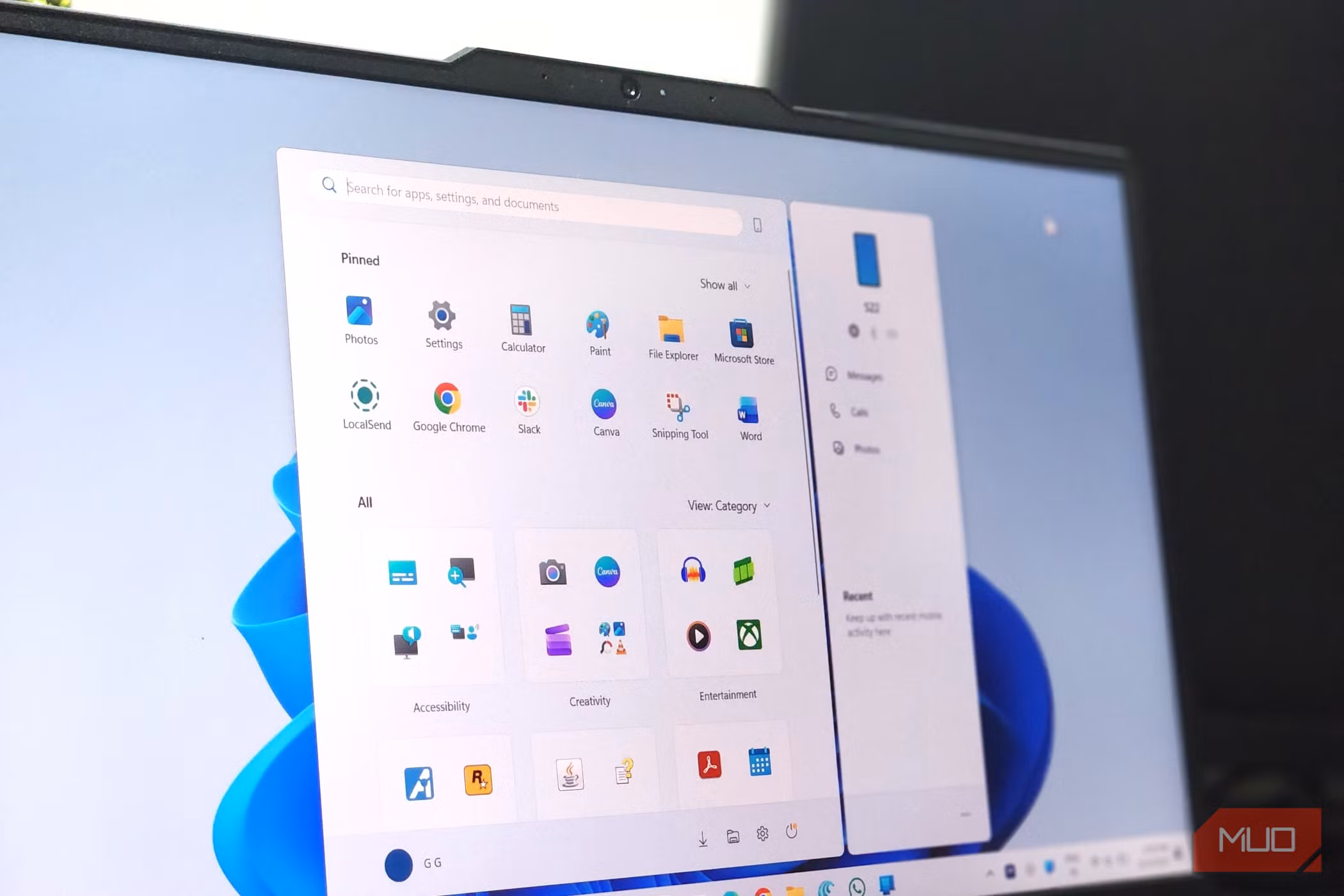 Laptop με ανοιχτές ρυθμίσεις στα Windows 11