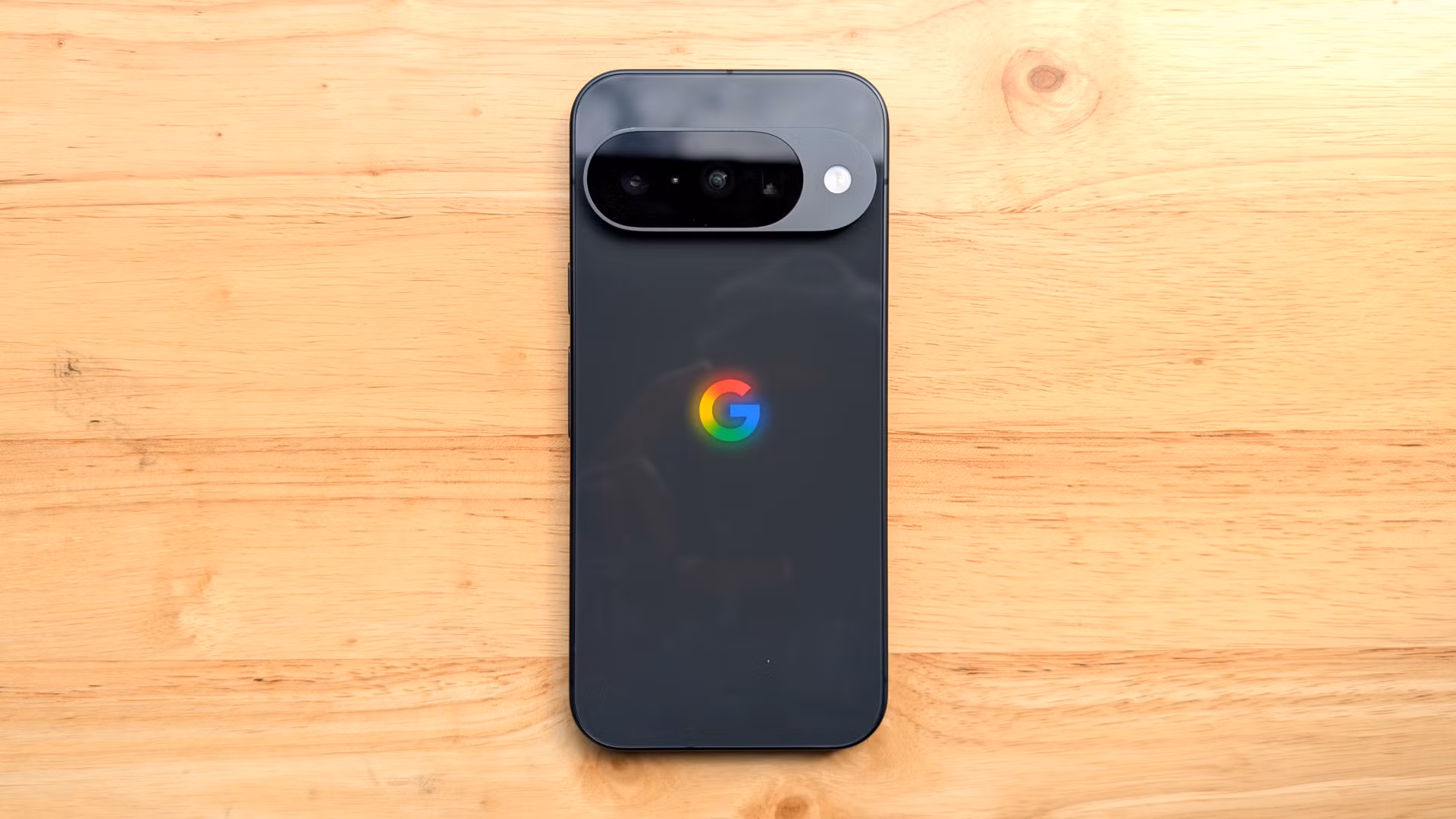 Google Pixel κινητό με ένδειξη τιμής και αξεσουάρ Android Auto