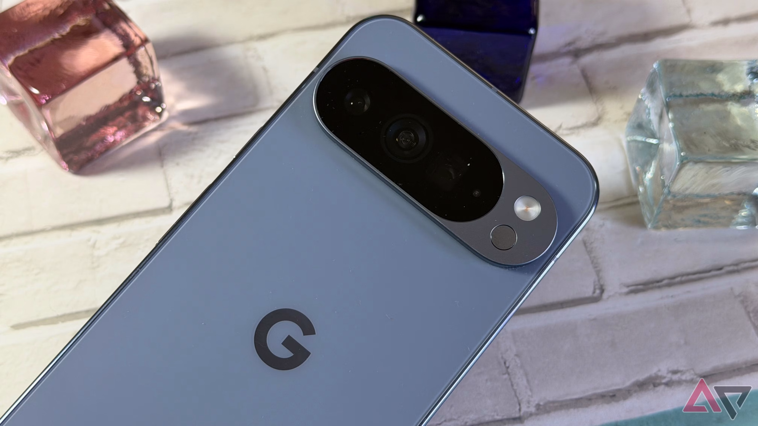 Google Pixel κινητό με ένδειξη μπαταρίας και ενημέρωσης λογισμικού