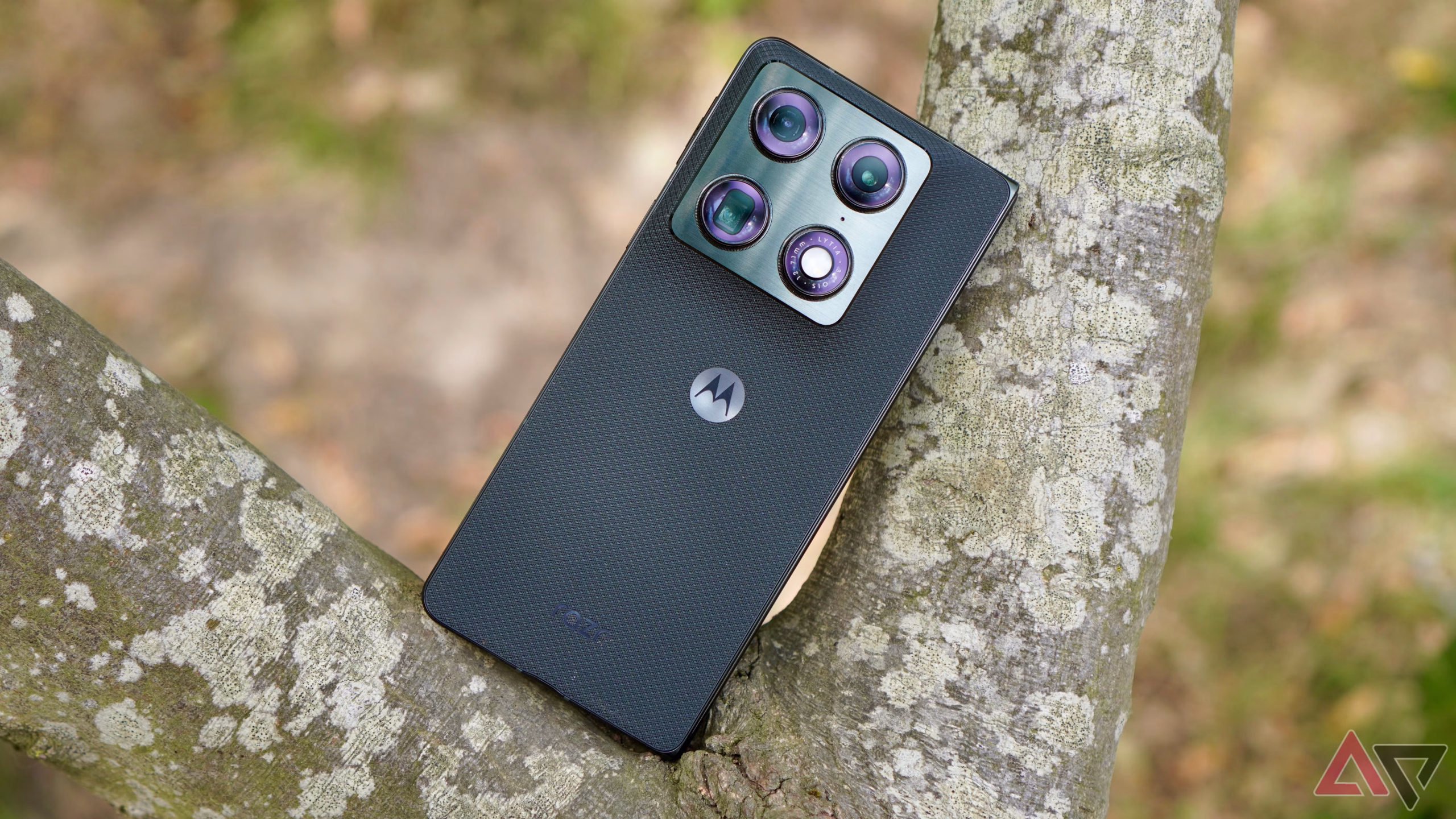 Αναδιπλούμενο smartphone Motorola Razr Fold ανοιχτό πάνω σε γραφείο
