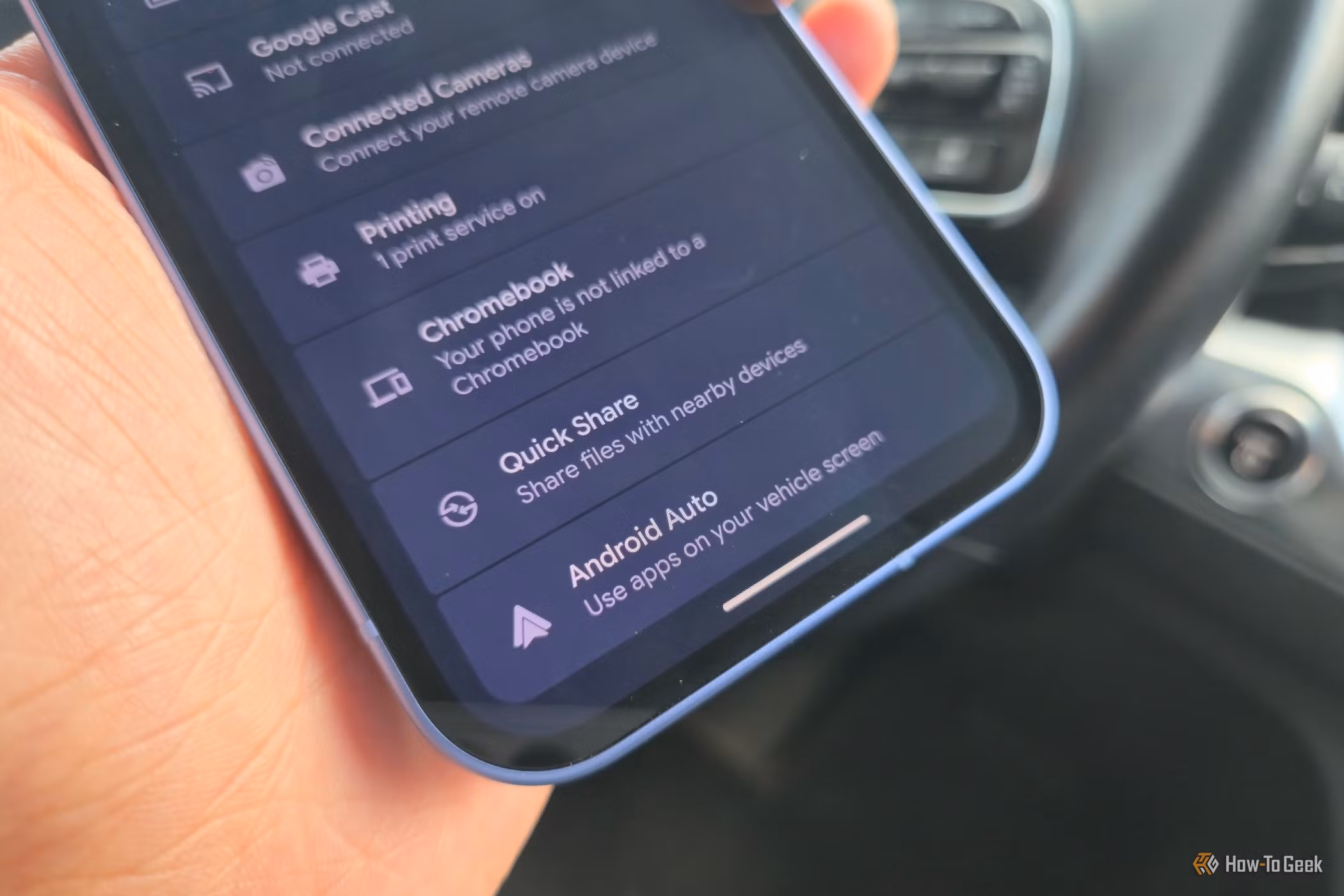 Κινητό Android συνδεδεμένο με Android Auto και χαμηλή μπαταρία