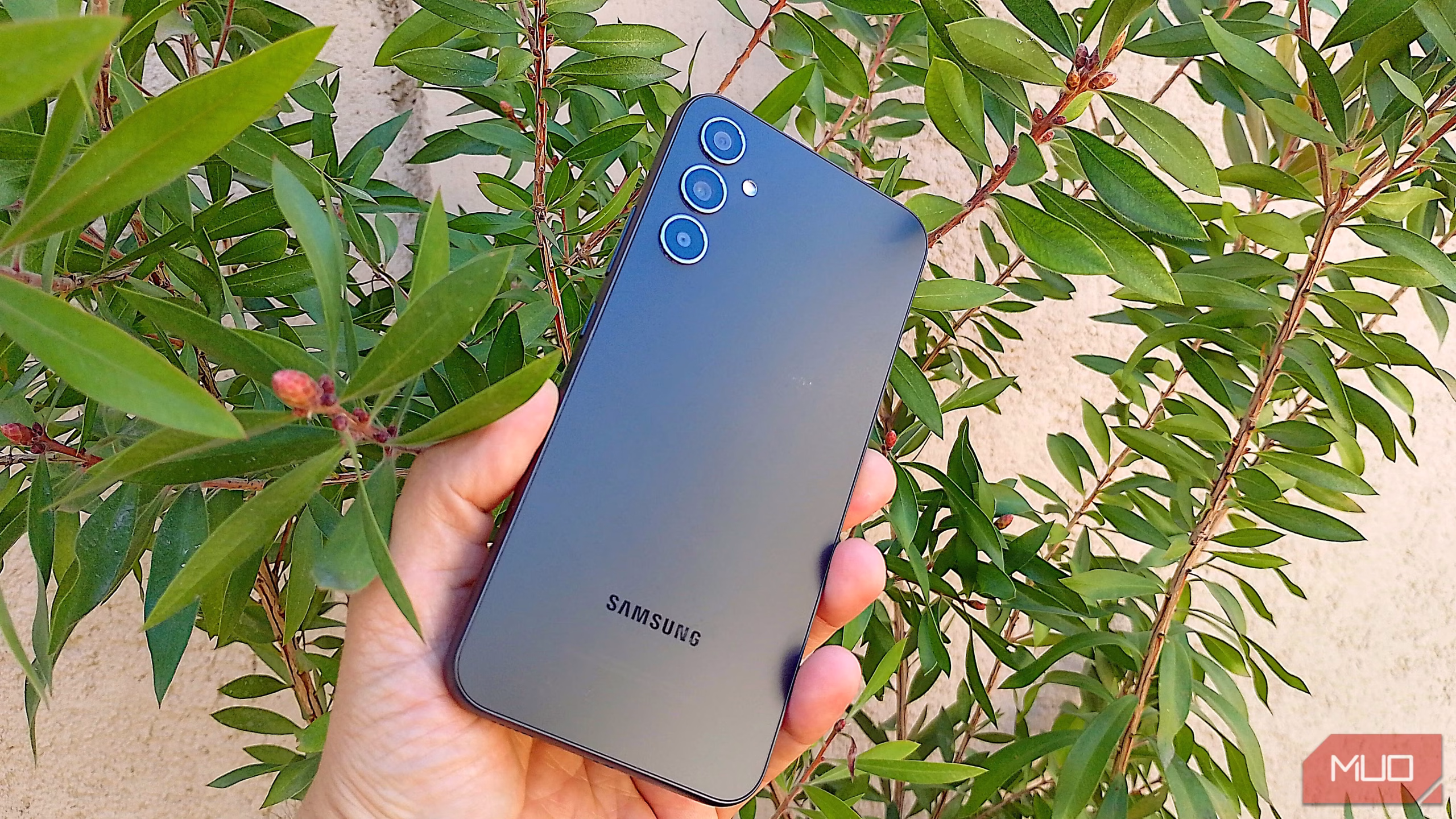 Samsung Galaxy κινητό με ανοιχτή την εφαρμογή κάμερας σε πραγματική χρήση