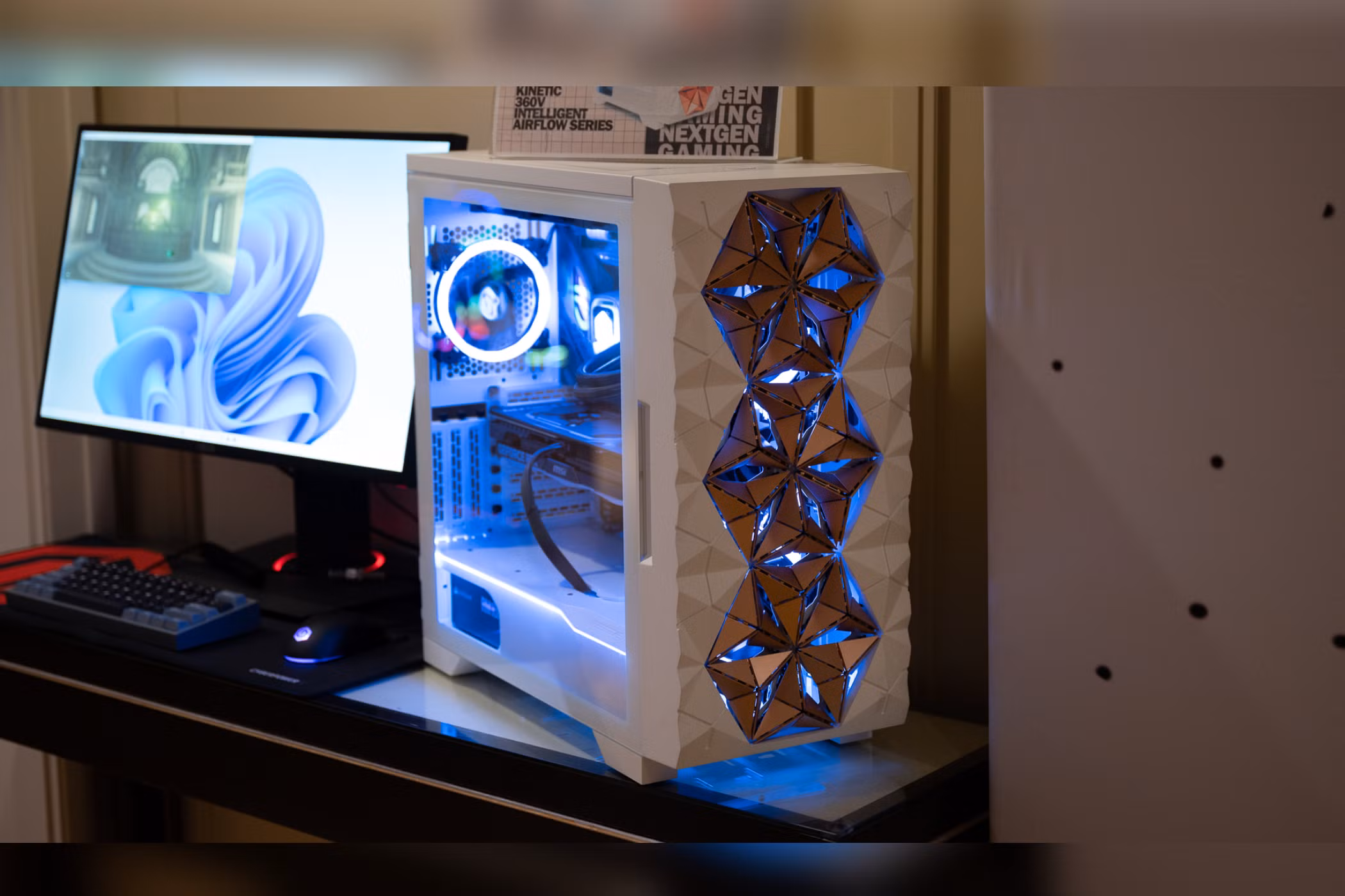 Gaming PC με ανοιχτές ρυθμίσεις Windows 11 πριν το παιχνίδι